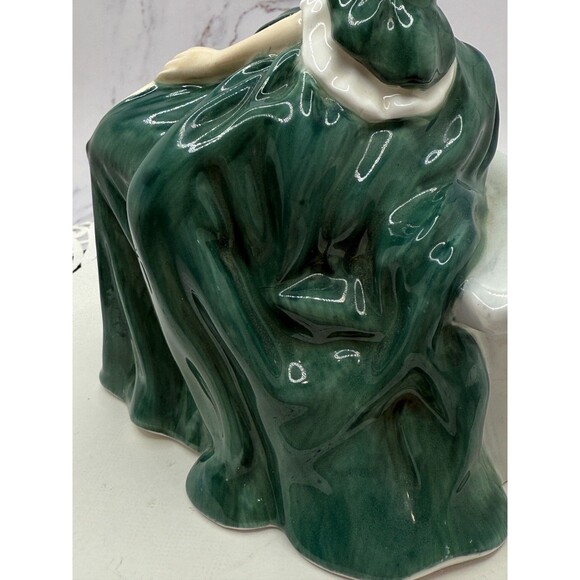 Royal Doulton Figurine 2228 A Lady from Williamsburg sitting on bench Colonial - Picture 9 of 14